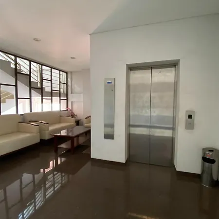 Townhouse Oak Hotel Niaga Surabaya-3
