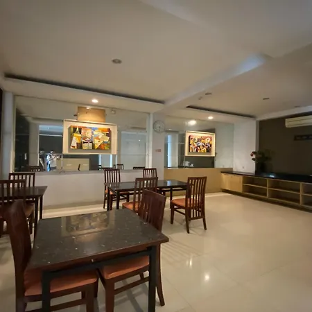 Townhouse Oak Hotel Niaga Surabaya-3
