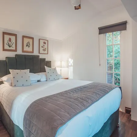 Broadoaks Boutique Country House-3