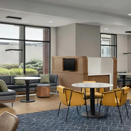 Courtyard By Marriott Bloomington-3