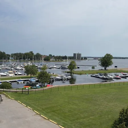 Ramada By Wyndham Belleville Harbourview Conference Center-3