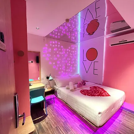 Apple 1 Hotel Queensbay-2
