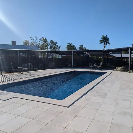 Albert Park Motor Inn - Pool And Shaded Parking-3