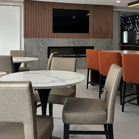 La Quinta Inn & Suites By Wyndham Auburn - University Area-3