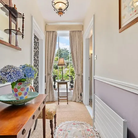 Robin Hill House Heritage B&B-2