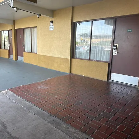 Diamond Inn & Suites-3