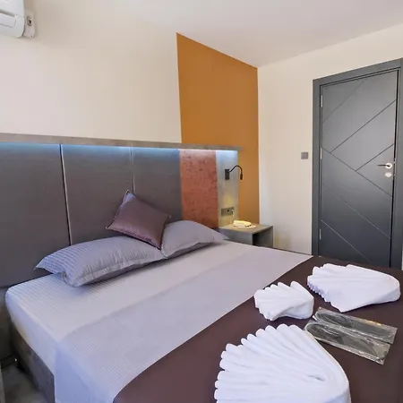 The Queen Hotel-2