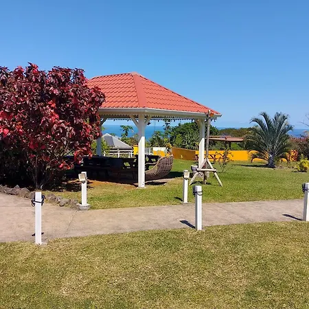 Cap Vanisa, jardin tropical avec piscine face à la baie de Manapany-3