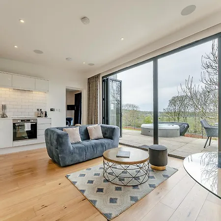Swanborough Lakes Luxury Lodges-2
