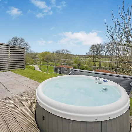 Swanborough Lakes Luxury Lodges-3