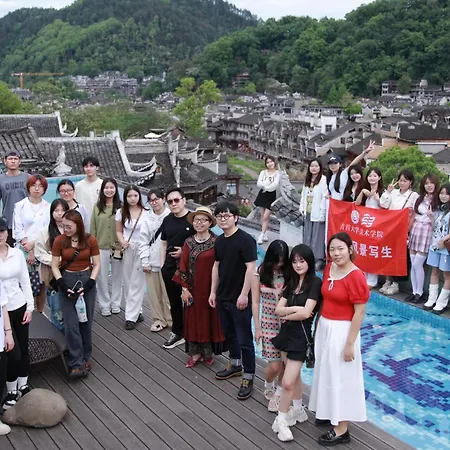 Phoenix Hall Historic Residence With Viral Infinity Pool Rooftop Bar Perfect Photo Spot 堂舍見山百年旧址设计师人文旅居院落-3