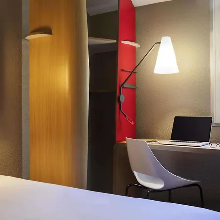 Ibis Styles Budapest Heroes Square-3