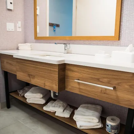 Hampton Inn & Suites Laval-2