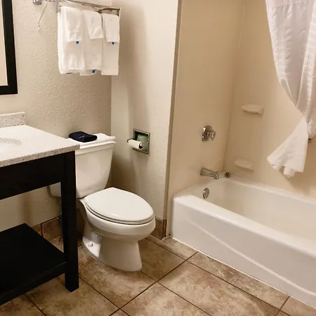 Days Inn By Wyndham Fargo - West Acres-3