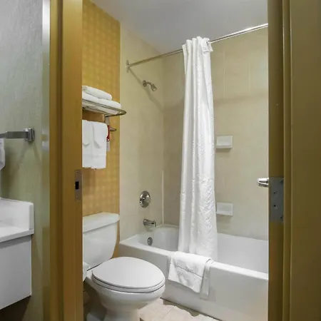 Econo Lodge Inn & Suites Calgary - University-3