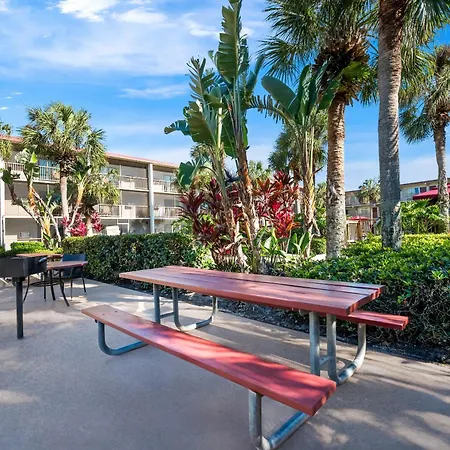 Red Roof Inn Plus+ & Suites Naples Downtown-5Th Ave S-2