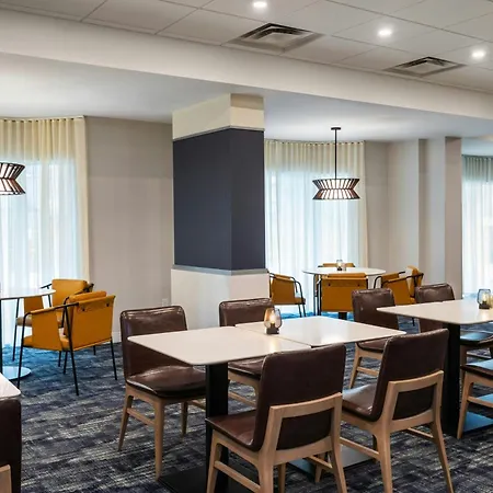 Courtyard By Marriott Toronto Airport-3