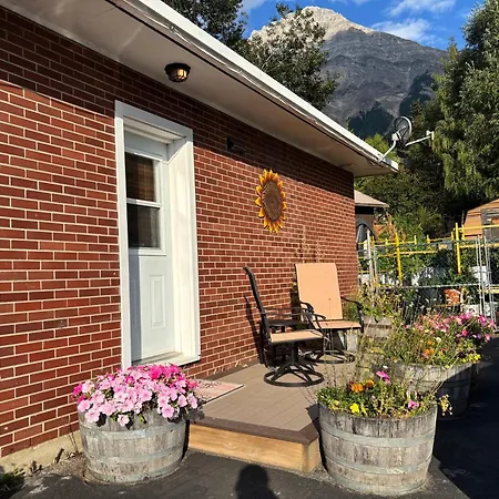 Canadian Rockies Inn - Adults Only-2