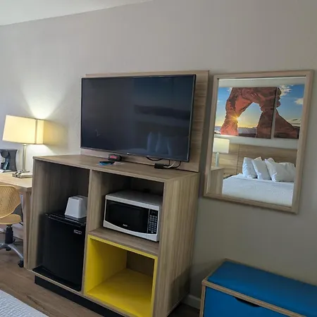 Days Inn By Wyndham Bullhead City-2