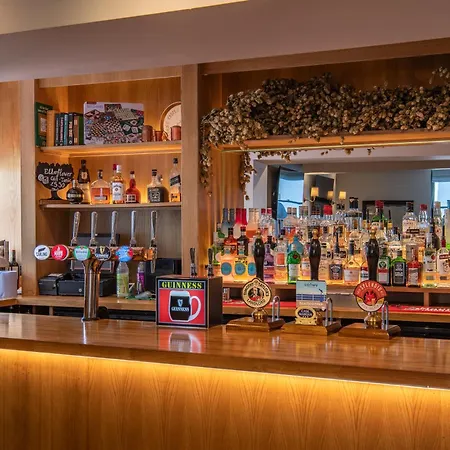 Castle Court Pub & Rooms-3