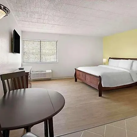 Days Inn By Wyndham Butler Conference Center-2