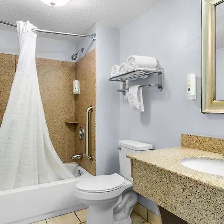 Quality Inn & Suites Greenville - Haywood Mall-2