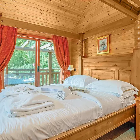 Tilford Woods Lodge Retreat-3