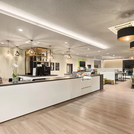 Super 8 By Wyndham Munich City North-2