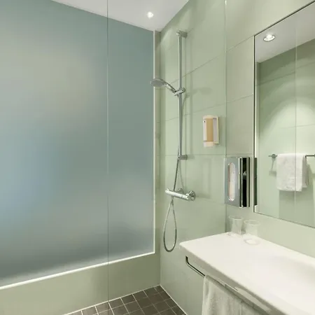 Super 8 By Wyndham Munich City North-3