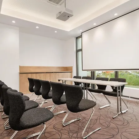 Super 8 By Wyndham Munich City North-2