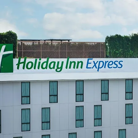 Holiday Inn Express Bangkok Soi Soonvijai By Ihg-3