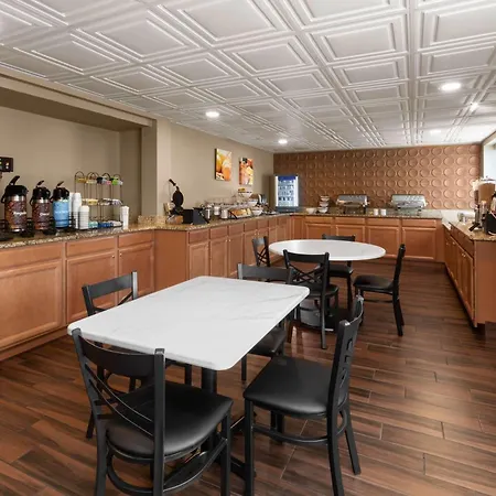 Wingate By Wyndham Utica-2