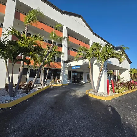 Super 8 By Wyndham Fort Myers-3