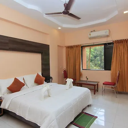 Fabhotel Royal Park-3