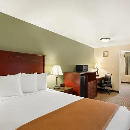Howard Johnson By Wyndham Reseda Hotel & Suites-2