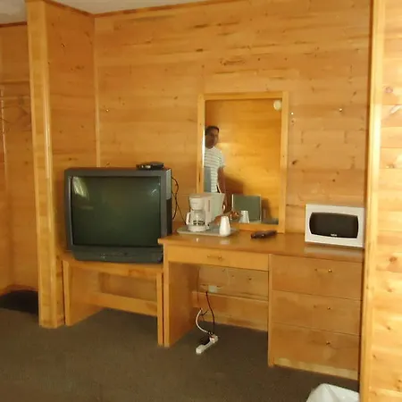 Dreamland Motel-2