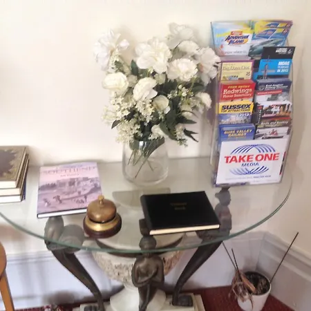 Malvern Lodge Guest House- Close To Beach, Train Station & Southend Airport-2