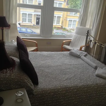 Malvern Lodge Guest House- Close To Beach, Train Station & Southend Airport-3