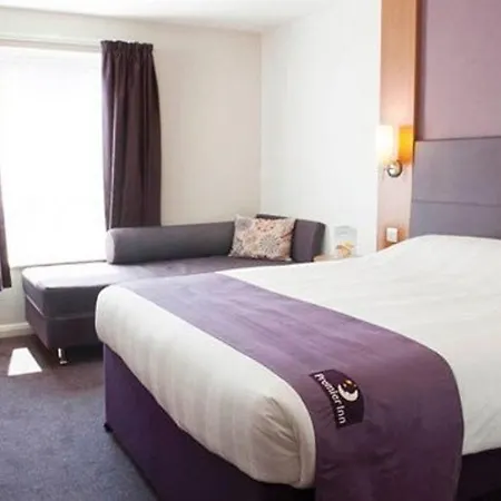 Premier Inn Cheltenham Central-2