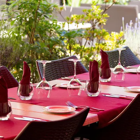 Logis hotel-restaurant Le Chêne Vert-3