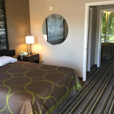 Super 8 By Wyndham Sevierville Riverside-3