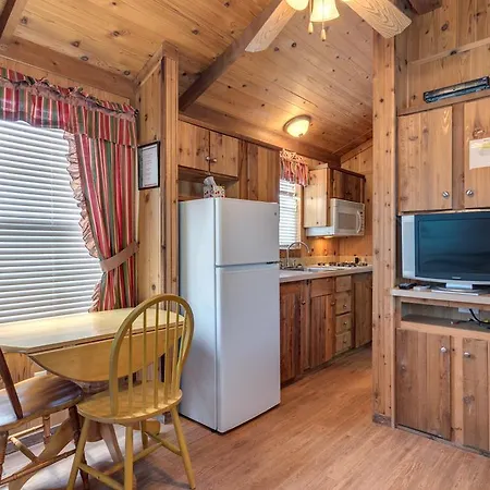Lake Conroe One-Bedroom Cabin 3-2