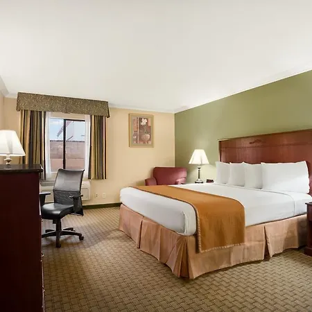 Howard Johnson By Wyndham Reseda Hotel & Suites-3