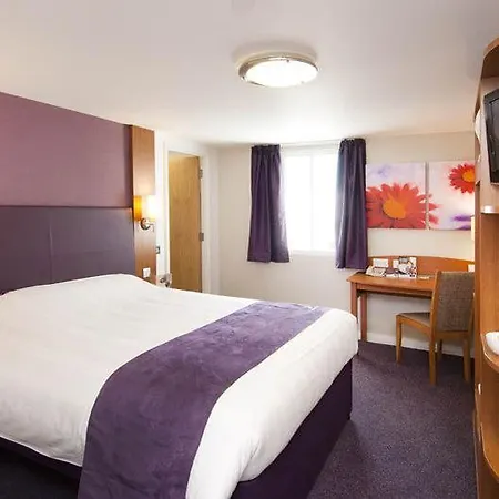 Premier Inn Cheltenham North West-2