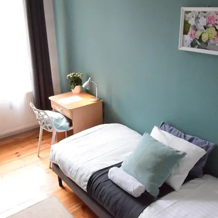 Blooms Inn - City Center Poznan By Friendly Apartments-3