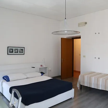B&B Porto Vecchio Rooms - Stazione Centrale Trieste-3