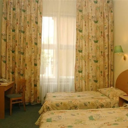 Hunguest Hotel Platanus-3