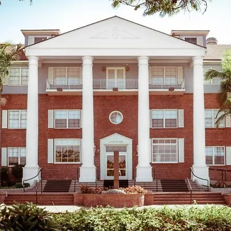 The Lafayette Hotel, Swim Club & Bungalows-2
