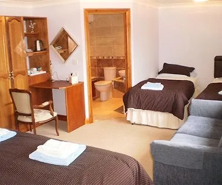 Alltyfyrddin Farm Guest House At The Merlin'S Hill Centre-2