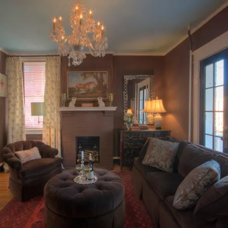 Inn At Court Square-2
